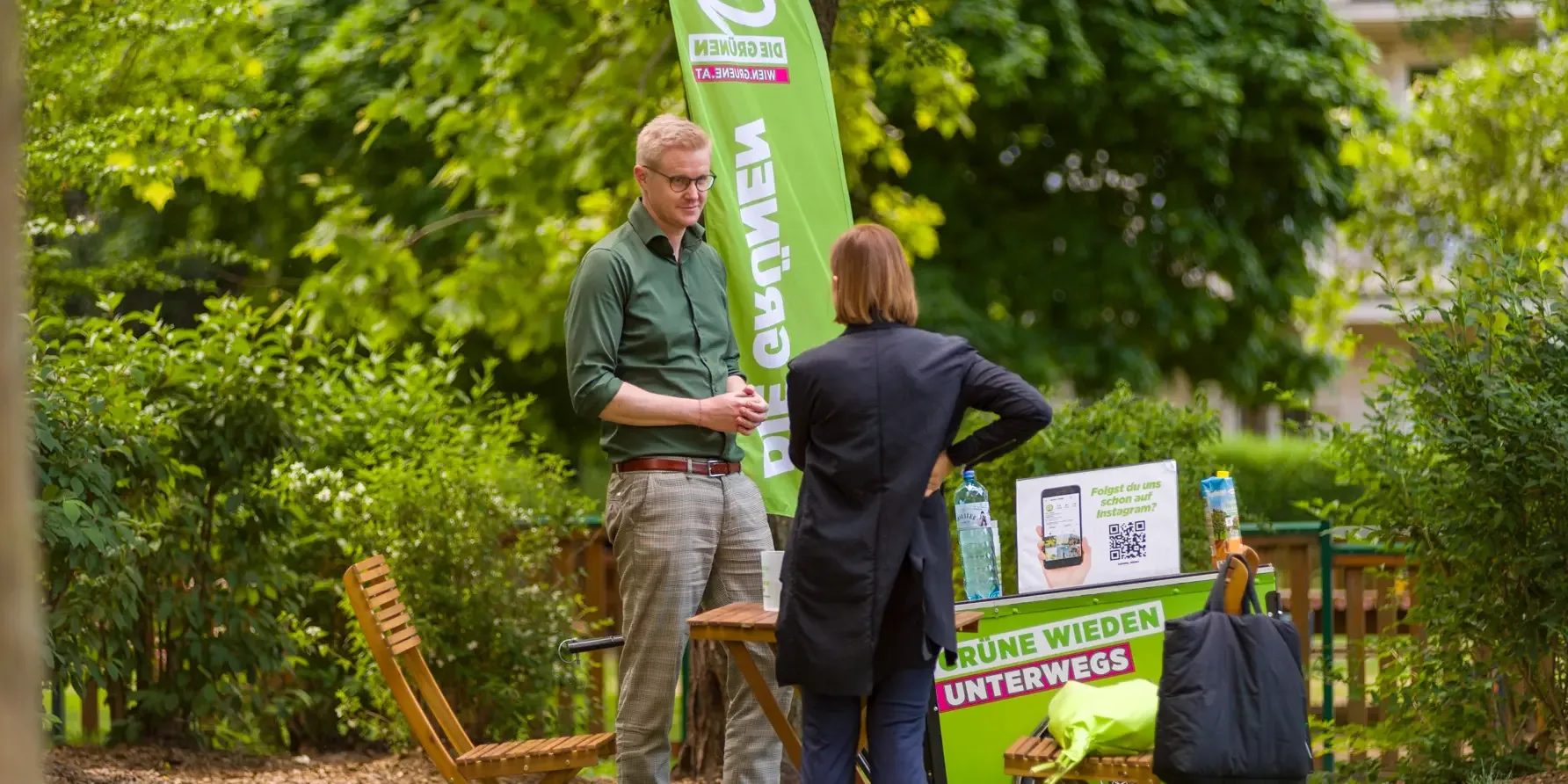 Pascal Riepl spricht mit einer Bewohnerin im Alois Drasche Park