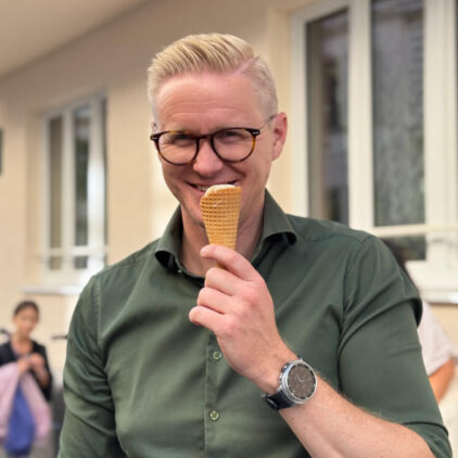 Pascal Riepl isst ein Eis