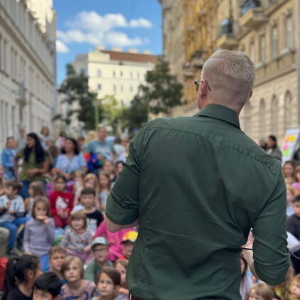 Pascal Ripel spricht vor einer Gruppe von Kindern