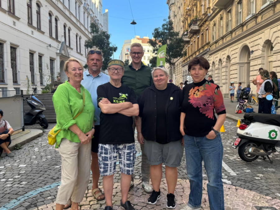 Sechs Personen stehen als Gruppe nebeneinander. In der Mitte lächelt Pascal Riepl.